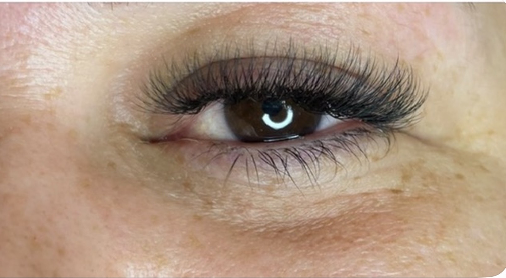 Volumen Wimpernverlängerung – dichter, voluminöser Wimpernkranz