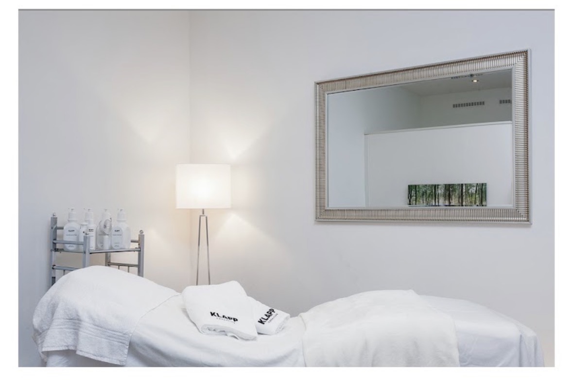 Das helle, minimalistische Behandlungszimmer des Kosmetik Ateliers in Benrath